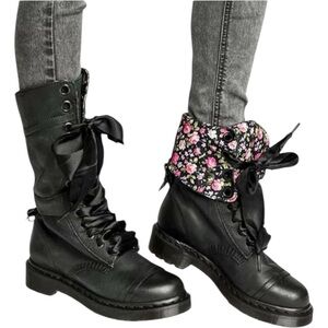 Dr Doc Martens Triumph Aimilita mirage floral biker leather boots Size 5 Satin